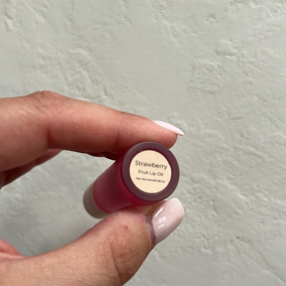 Laurens Skincare Strawberry Lip Oil - Picture 4 of 4